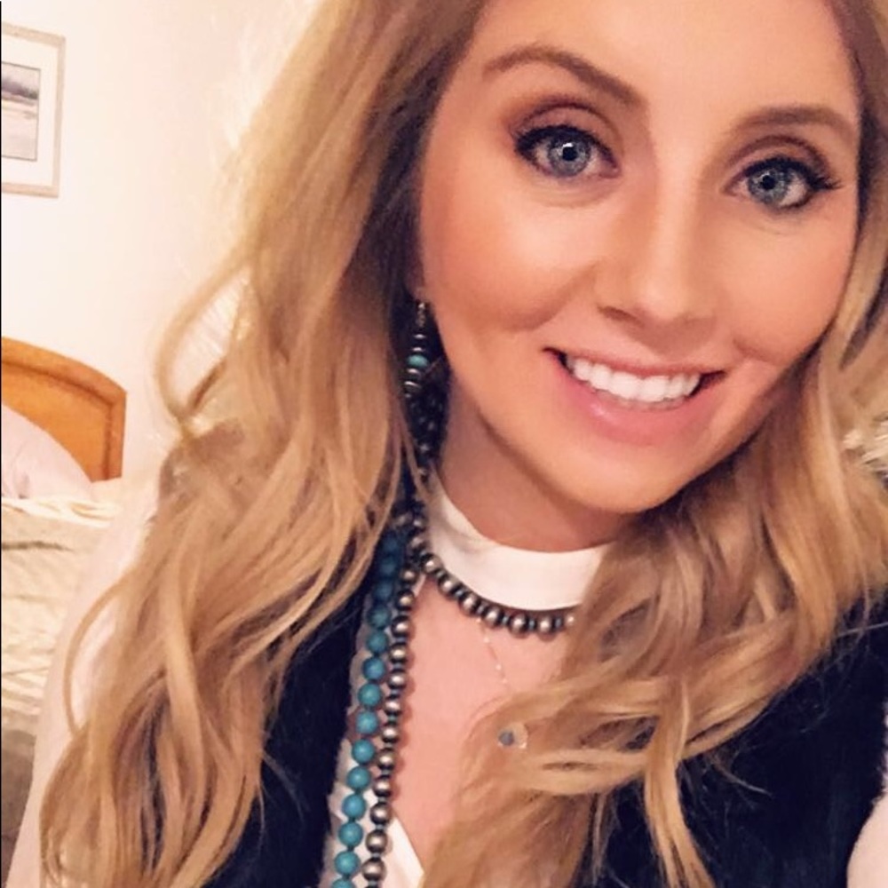 Meet your Posher, Cortney